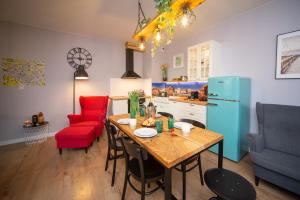 Il comprend une cuisine équipée d'une table et d'un réfrigérateur bleu. dans l'établissement Maya's Flats & Resorts 62 - 3 rooms flat in Walowa Gdańsk, à Gdańsk