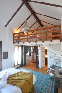 1 dormitorio con 1 cama y sala de estar en House&Cave Parking and Terrace, in the city en Granada