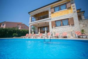 Bazén v ubytovaní Villa Nevena in Buići Poreč for max 10 Persons 6km from the beach alebo v jeho blízkosti