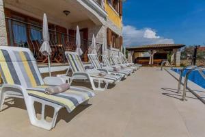 Bazén v ubytovaní Villa Nevena in Buići Poreč for max 10 Persons 6km from the beach alebo v jeho blízkosti