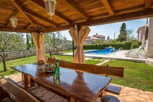 Bazén v ubytovaní Villa Nevena in Buići Poreč for max 10 Persons 6km from the beach alebo v jeho blízkosti