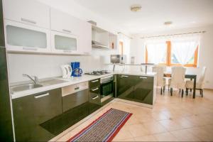 Kuchyňa alebo kuchynka v ubytovaní Villa Nevena in Buići Poreč for max 10 Persons 6km from the beach