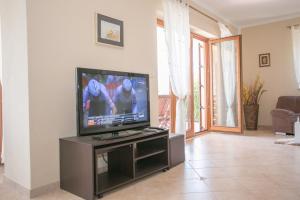 Televízia a/alebo spoločenská miestnosť v ubytovaní Villa Nevena in Buići Poreč for max 10 Persons 6km from the beach