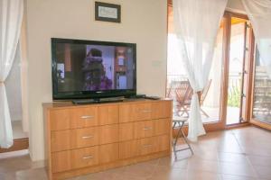 Televízia a/alebo spoločenská miestnosť v ubytovaní Villa Nevena in Buići Poreč for max 10 Persons 6km from the beach