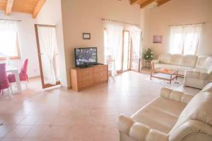 Televízia a/alebo spoločenská miestnosť v ubytovaní Villa Nevena in Buići Poreč for max 10 Persons 6km from the beach