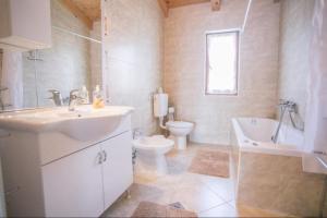 Kúpeľňa v ubytovaní Villa Nevena in Buići Poreč for max 10 Persons 6km from the beach