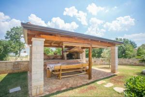 Vonkajšia záhrada v ubytovaní Villa Nevena in Buići Poreč for max 10 Persons 6km from the beach