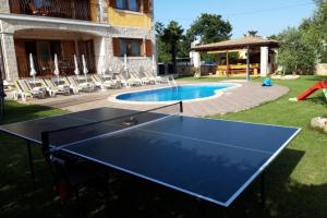 Stolný tenis v ubytovaní Villa Nevena in Buići Poreč for max 10 Persons 6km from the beach alebo v jeho okolí