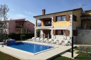 Bazén v ubytovaní Villa Nevena in Buići Poreč for max 10 Persons 6km from the beach alebo v jeho blízkosti