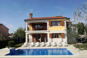 Bazén v ubytovaní Villa Nevena in Buići Poreč for max 10 Persons 6km from the beach alebo v jeho blízkosti