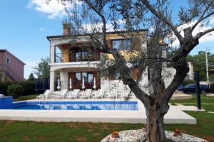 Bazén v ubytovaní Villa Nevena in Buići Poreč for max 10 Persons 6km from the beach alebo v jeho blízkosti