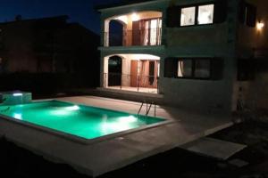 Bazén v ubytovaní Villa Nevena in Buići Poreč for max 10 Persons 6km from the beach alebo v jeho blízkosti