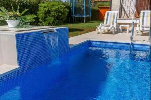 Bazén v ubytovaní Villa Nevena in Buići Poreč for max 10 Persons 6km from the beach alebo v jeho blízkosti