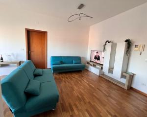 APPARTAMENTO DE LUXE GIADA في بولونيا: غرفة معيشة مع أريكة زرقاء ومرآة