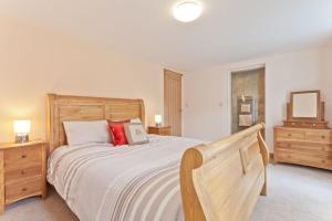 1 dormitorio con 1 cama grande y 2 mesitas de noche en Secret Cottage Coniston, en Coniston