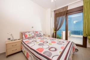 1 dormitorio con 1 cama y vistas al océano en Vila Mond Sea View Apartments en Kinira
