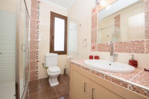 Ένα μπάνιο στο Vila Mond Sea View Apartments