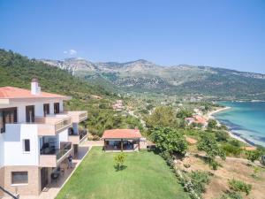 una vista aérea de una casa con vistas al océano en Vila Mond Sea View Apartments en Kinira