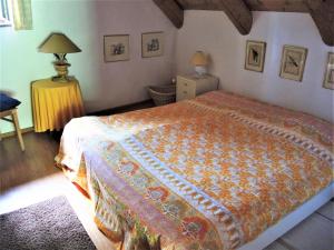 een slaapkamer met een bed en een tafel met een lamp bij Rustico Gatto & Topolino in Agarone