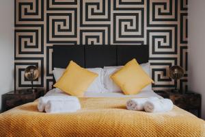 מיטה או מיטות בחדר ב-Victoria Home - 2 Bedroom Wi-Fi Parking Workers