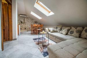 Et opholdsområde på Little Bay Apartments