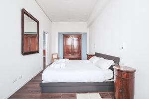 メナッジョにあるCasa Andreaのベッドルーム(白いベッド1台、鏡付)