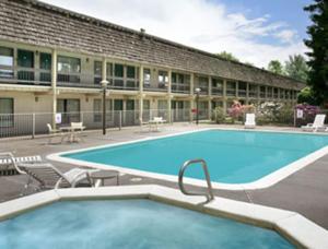 Bazén v ubytování Days Inn by Wyndham Klamath Falls nebo v jeho okolí