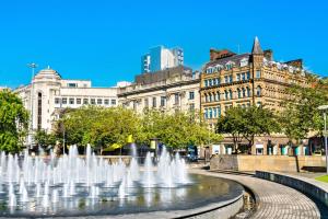 a water fountain in front of a building at Spacious apartment City Centre 5 guests long stay in Manchester