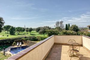 balcón con vistas a un campo de golf en Luxury Golf Villa Torremirona, en Navata
