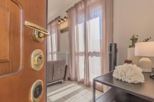 a living room with a table and a window at Varenna Wanderlust in Perledo