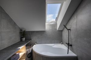 Koupelna v ubytování Apartmány Na Lánech + 37 fotografií