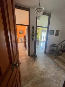 een hal met een deur naar een woonkamer bij Appartamento “Don King” in Ortona