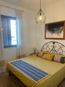 ein Schlafzimmer mit einem großen Bett in einem Zimmer in der Unterkunft Mareblu Simius in Villasimius