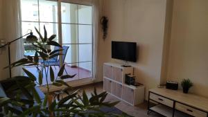 Televízia a/alebo spoločenská miestnosť v ubytovaní Lovely 2 Bedroom Apartment With Pool