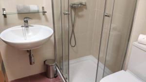 Kúpeľňa v ubytovaní Lovely 2 Bedroom Apartment With Pool