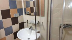 Kúpeľňa v ubytovaní Lovely 2 Bedroom Apartment With Pool