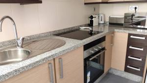 Kuchyňa alebo kuchynka v ubytovaní Lovely 2 Bedroom Apartment With Pool