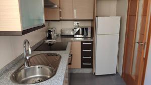 Kuchyňa alebo kuchynka v ubytovaní Lovely 2 Bedroom Apartment With Pool