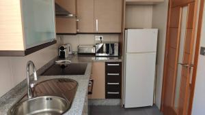 Kuchyňa alebo kuchynka v ubytovaní Lovely 2 Bedroom Apartment With Pool
