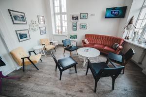 salon z kanapą, krzesłami i stołami w obiekcie Maria Szczyrk w Szczyrku