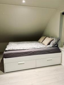 una camera da letto con un letto e cassetti bianchi di Ny og moderne 2-roms leilighet a Bodø