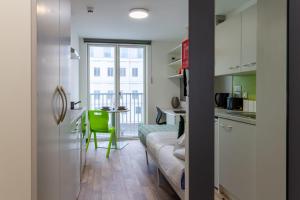 Η κουζίνα ή μικρή κουζίνα στο For Students Only Chic Studio Apartments at Cross House in Plymouth