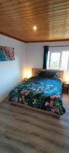 1 dormitorio con 1 cama con colcha colorida en 2 bedroom Sintra Zen en Sintra