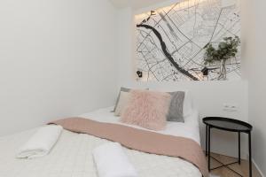 Posteľ alebo postele v izbe v ubytovaní Warsaw City Center Apartments by Noclegi Renters