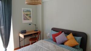 Een bed of bedden in een kamer bij ViNCENT - Central 2 Bedroom Apartment 79sqm