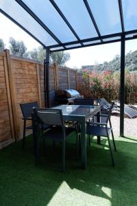 Balkón alebo terasa v ubytovaní N10 Maison T2 climatisé avec jacuzzi privé