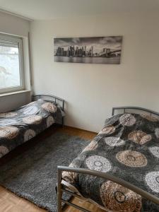 1 dormitorio con 2 camas y ventana en 1 Zimmer für 2 Personen Bruchsal ruhige Lage (Monteurzimmer), en Bruchsal