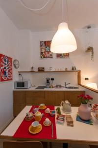 una cocina con una mesa con una toalla roja. en La dimora di Amélie-Self Check in-Parcheggio gratuito, en San Lazzaro di Savena