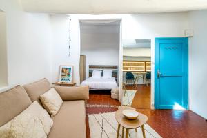 a living room with a couch and a bed at Petit Nid par Dodo-à-Cassis in Cassis