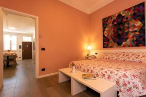 una camera con un letto, un tavolo e un quadro di La dimora di Amélie-Self Check in-Parcheggio gratuito a San Lazzaro di Savena